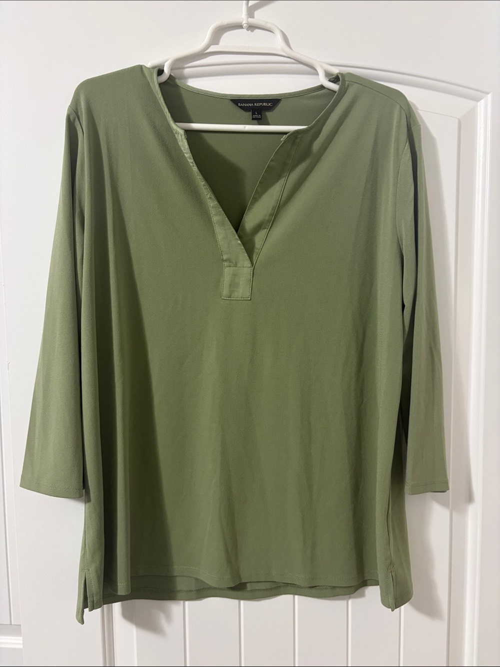 ❗️5/$25 ❗️ Banana Republic Light Olive Split-Neck 3/4 Sleeve Blouse